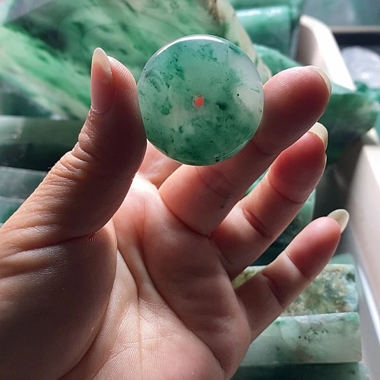 石英质玉未镶嵌颈饰