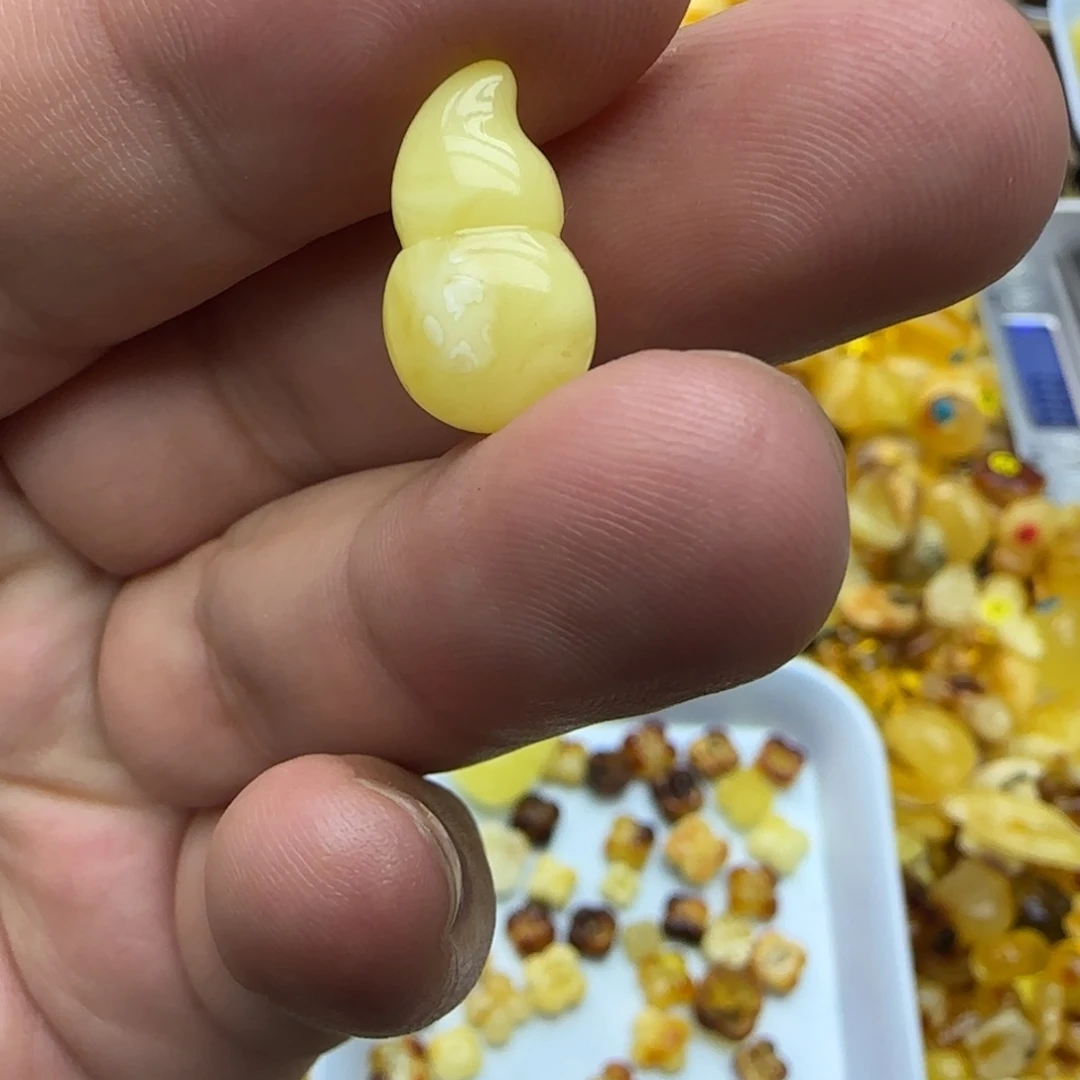 琥珀未镶嵌裸石0.6克有瑕