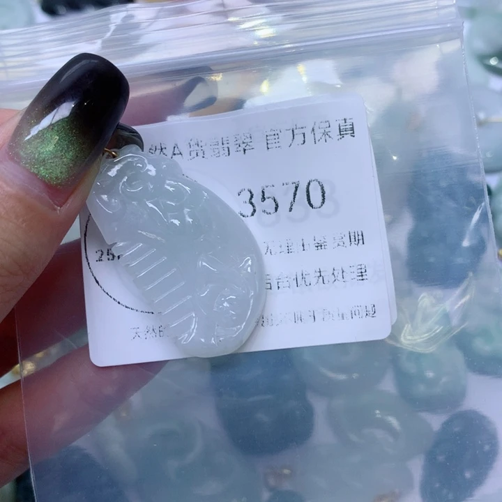 翡翠足银镀金镶嵌颈饰翡翠