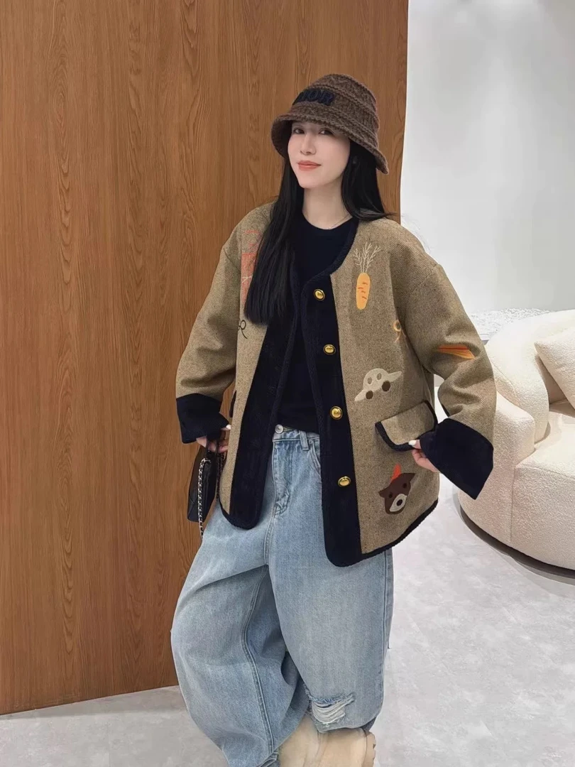 创意刺绣～欧洲站氛围感创意卡通图案刺绣一手长拼色羽绒外套潮