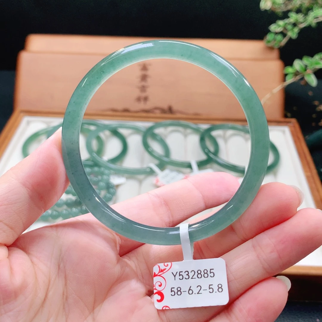 翡翠手镯（圆镯）未镶嵌