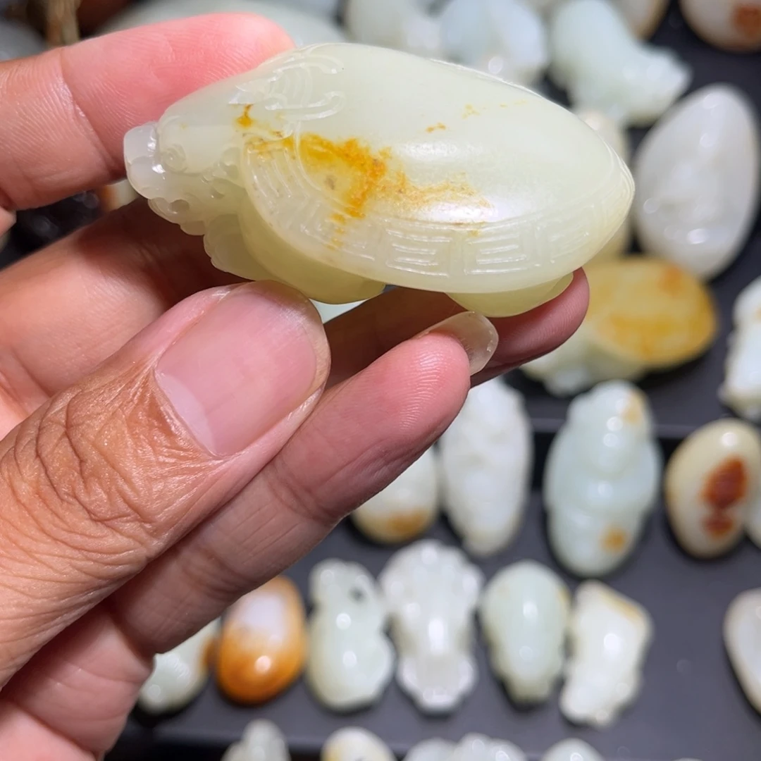 陈***忙和田玉未镶嵌颈饰