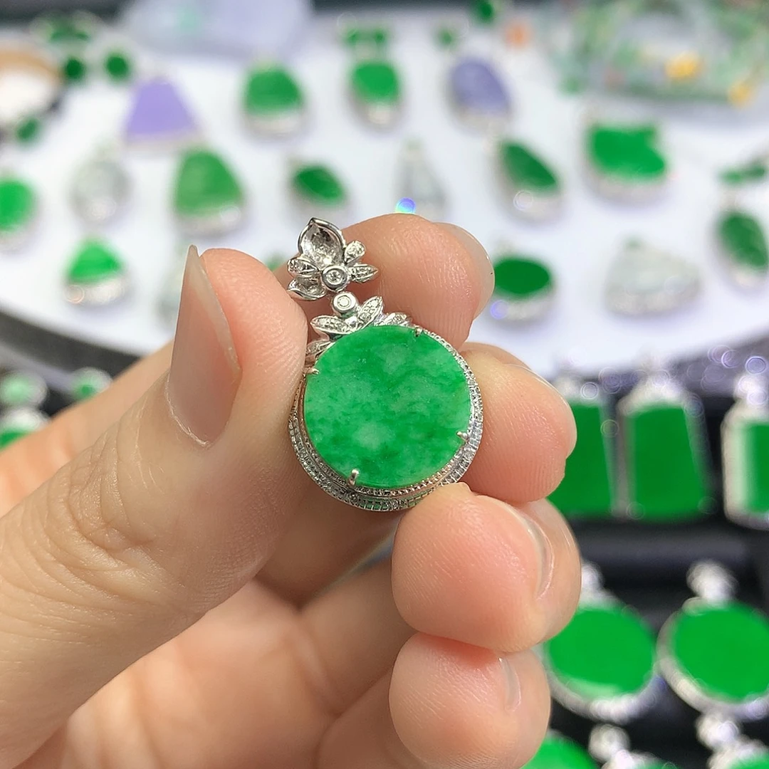 颈饰18K金镶嵌翡翠吊坠