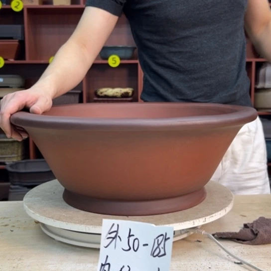 明*紫砂花盆中香气浓醇