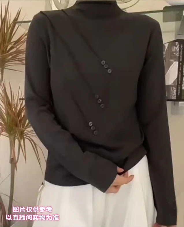美*秋冬半高领斜褶纽扣上衣设计感显瘦百搭时尚拼接