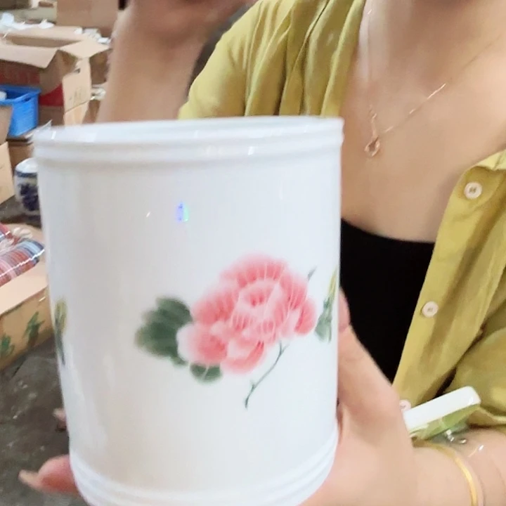 景德镇高温陶瓷芙蓉笔筒一个