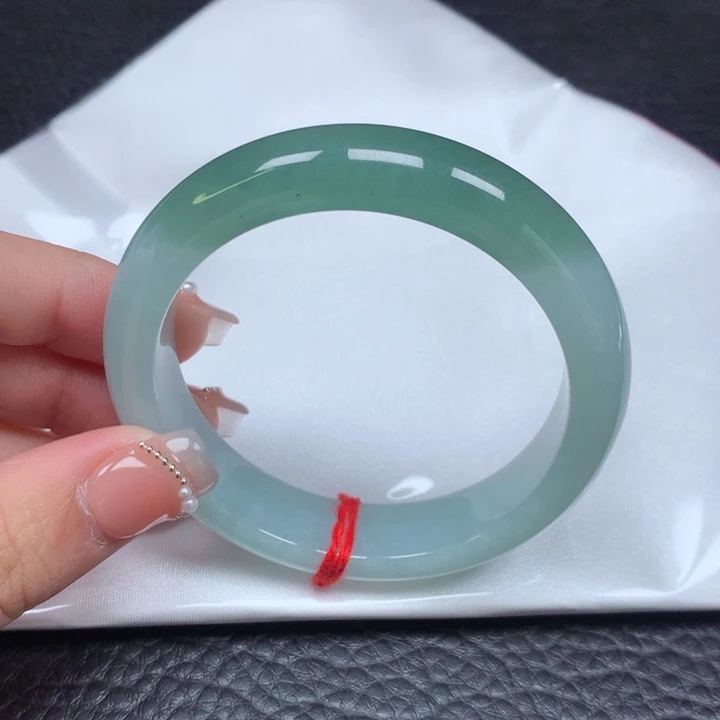 翡翠手镯未镶嵌。