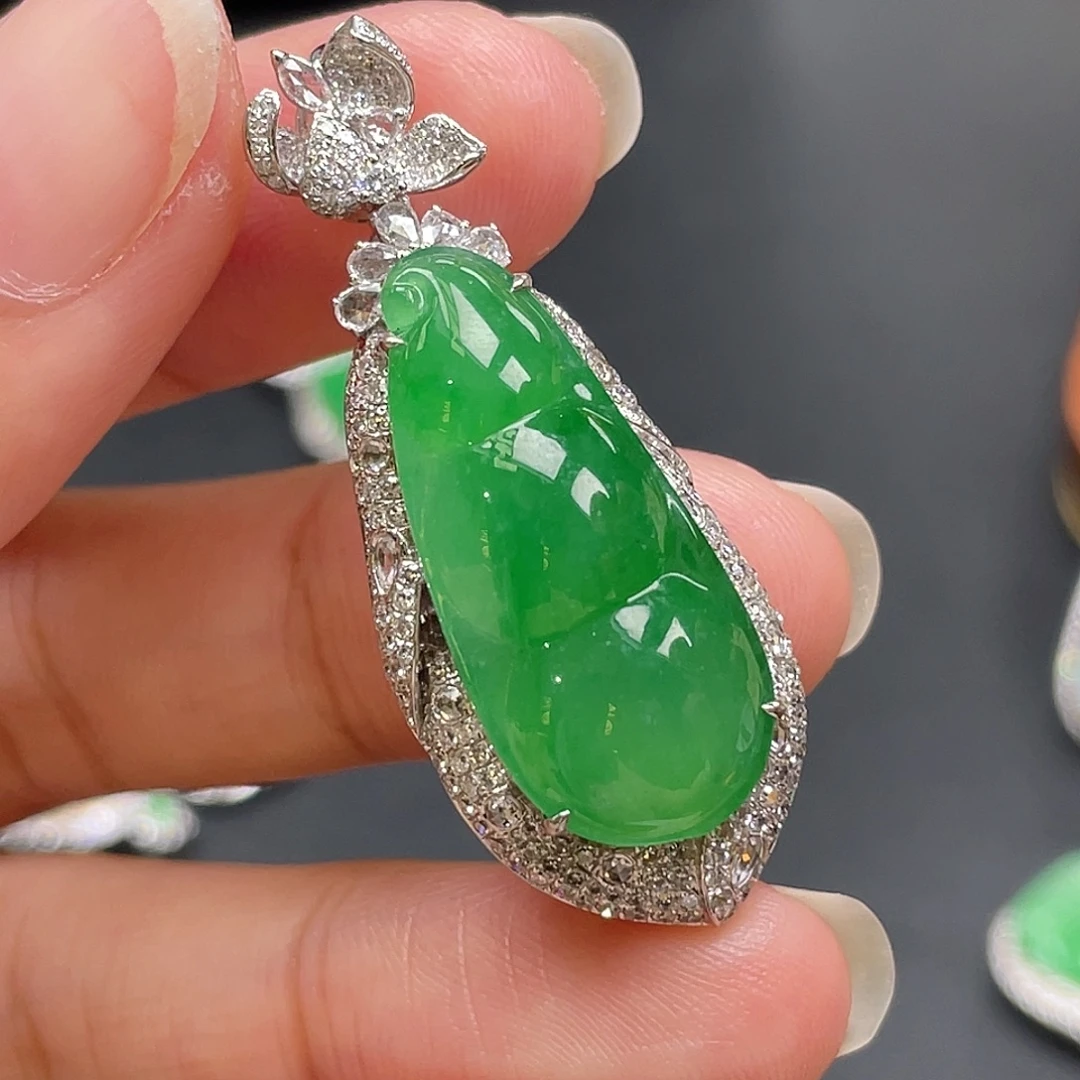 翡翠18K金镶嵌颈饰绿豆子