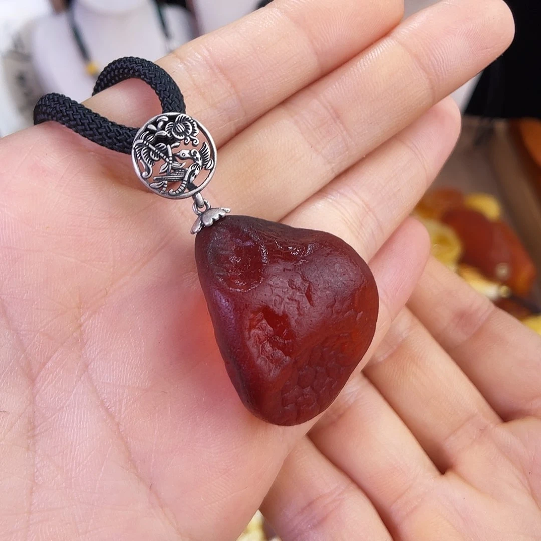 琥珀珠宝奇石未镶嵌。