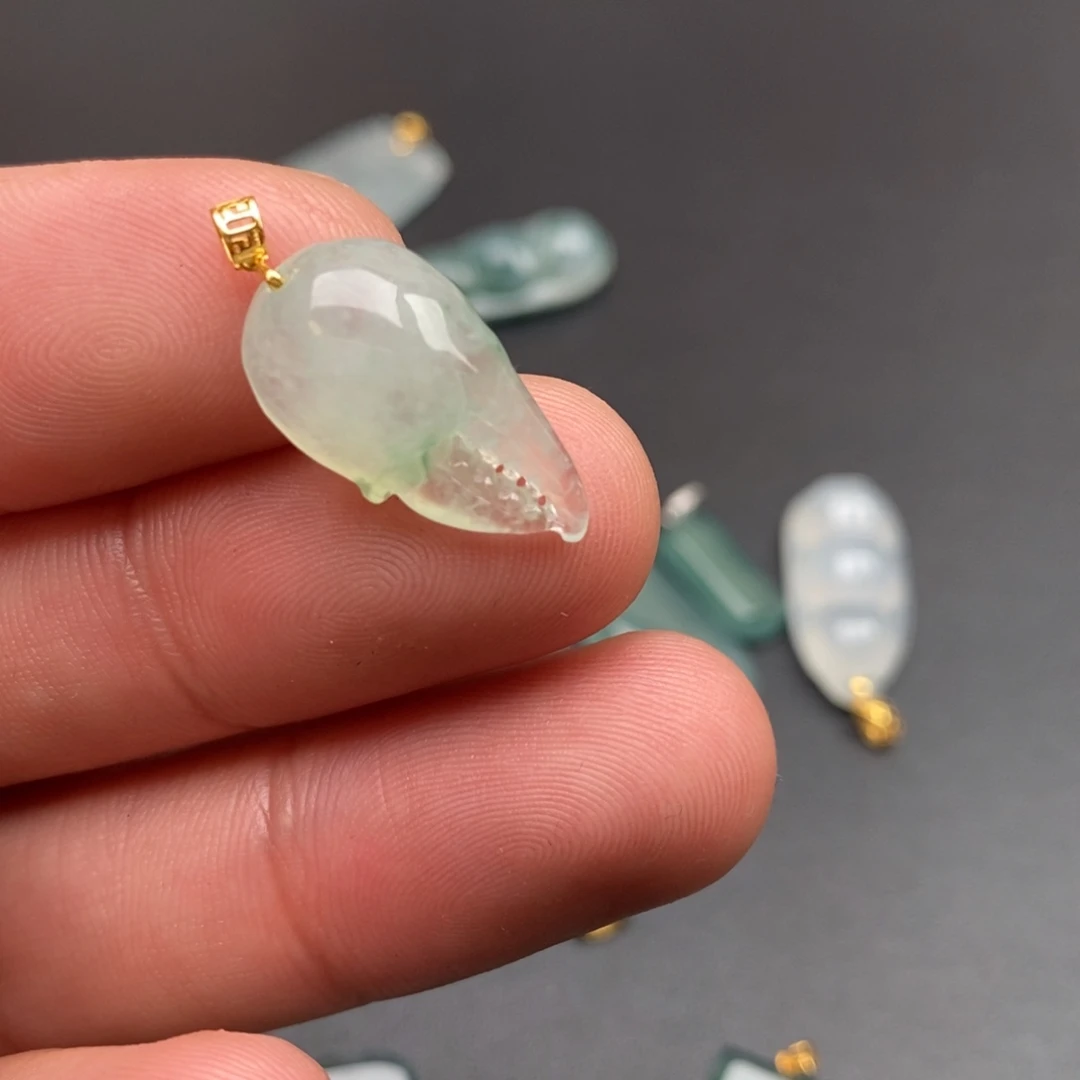 颈饰18K金镶嵌翡翠