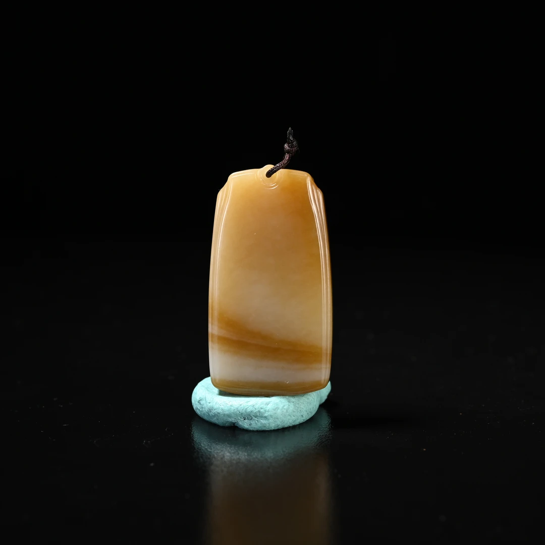 LOT8813 2511070054和田玉且末糖平安无事牌挂件/保利