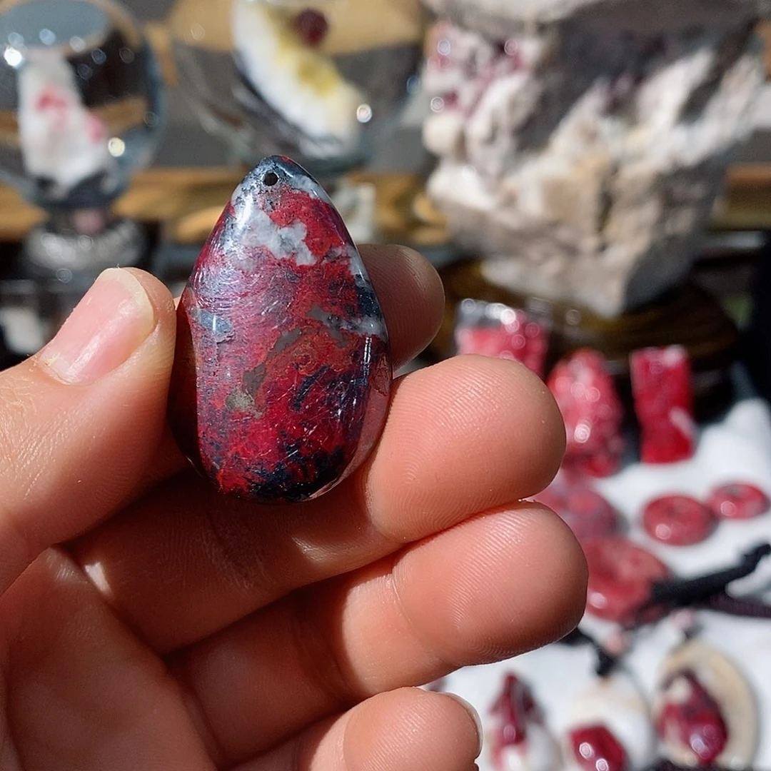 天然辰砂原矿水滴吊坠