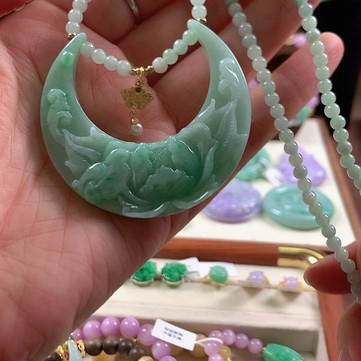 翡翠未镶嵌颈饰吊坠