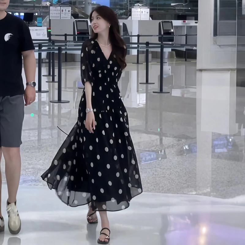 黑色波点连衣裙女2025新款夏季法式收腰显瘦松弛感小个子茶歇裙子