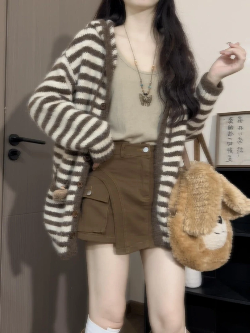 2025秋冬新款韩系慵懒风条纹连帽针织开衫搭配高腰a字短裙三件套