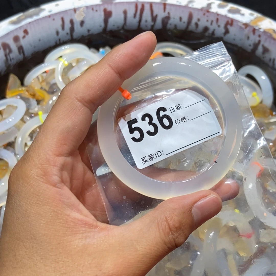 杳***y玛瑙/玉髓未镶嵌手镯