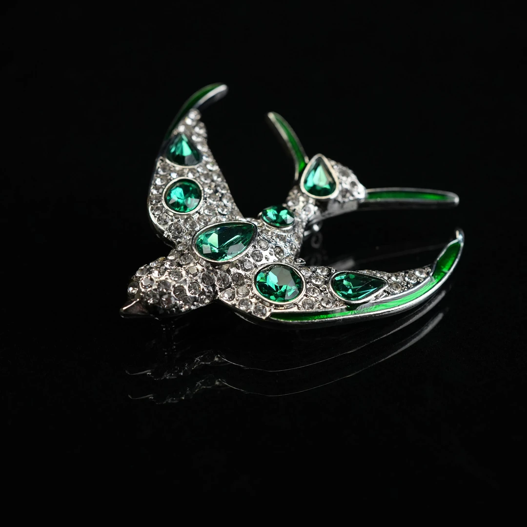 铜合金合成锆石胸针 法式简约气质贵气燕子胸针~1512