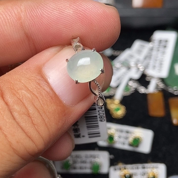 颈饰未镶嵌翡翠戒指