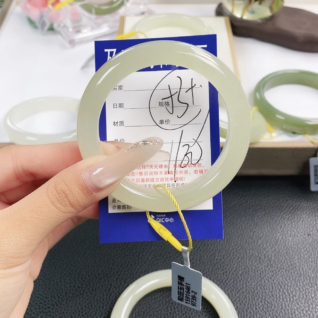 和田玉未镶嵌手镯