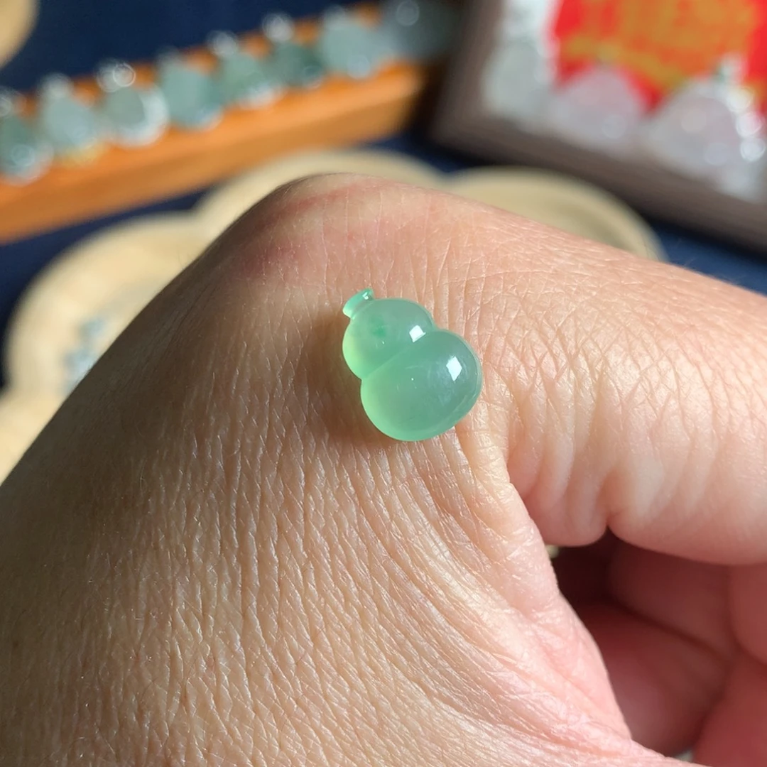 翡翠未镶嵌颈饰葫芦