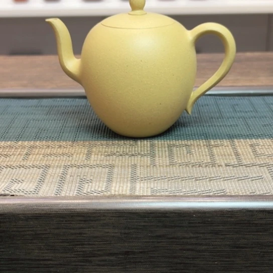 紫砂茶壶黄龙山原矿本绿半手工（200 cc）