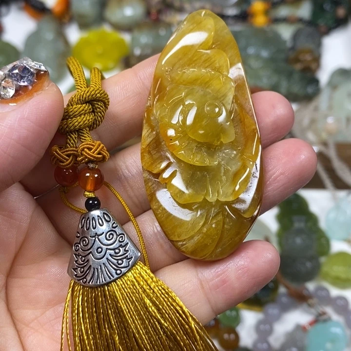 未镶嵌蛇纹石玉吊坠