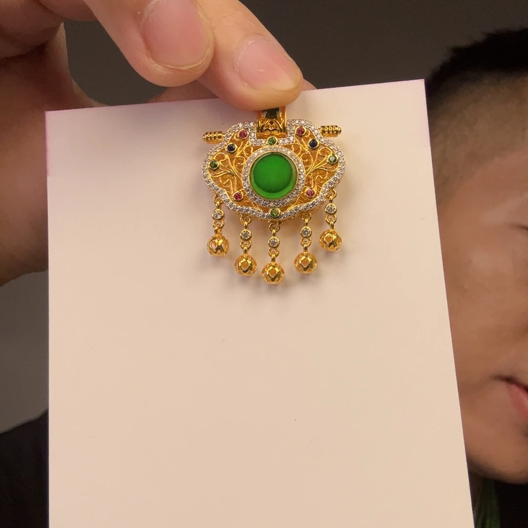 颈饰未镶嵌翡翠一件