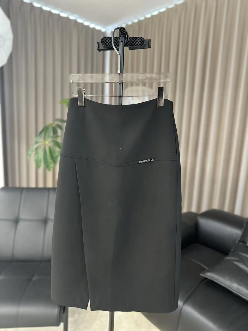 【柳青女装】2025春季新款极简风不规则斜开叉贴标包裙时尚半身裙