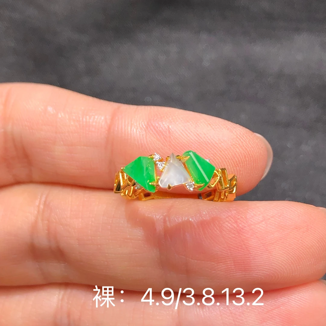 18 K金带钻镶嵌天然缅甸翡翠A货冰种设计款戒指