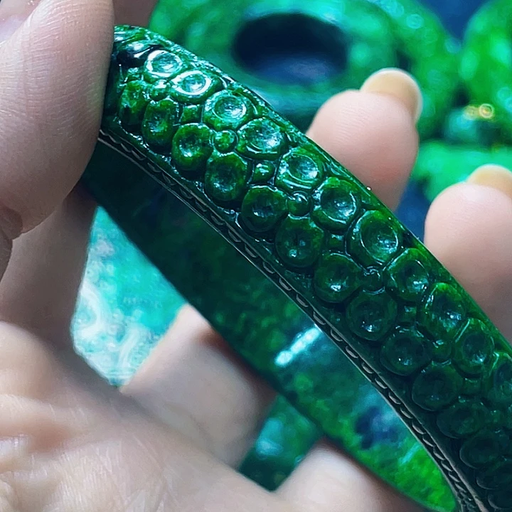 翡翠未镶嵌颈饰多样性