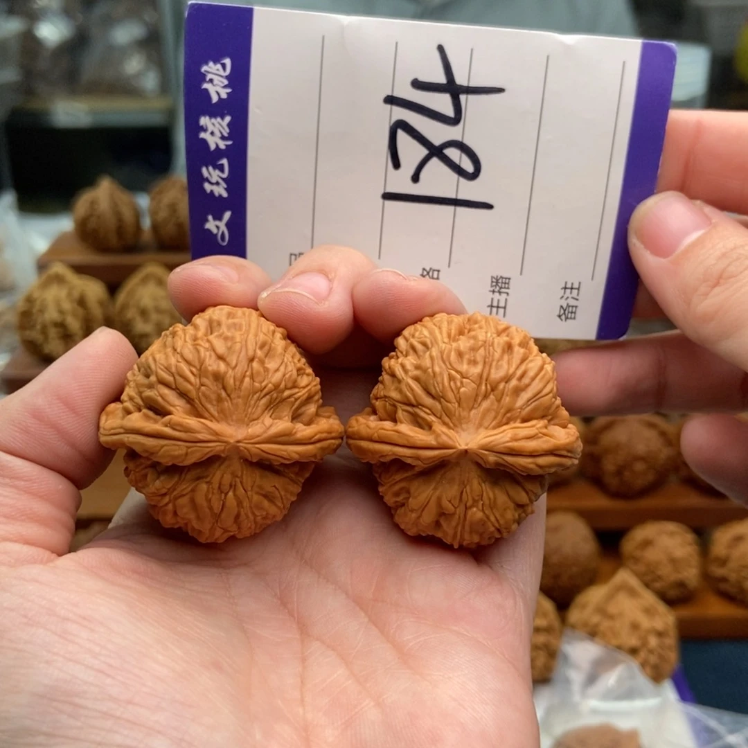 文玩核桃吊坠37白狮子