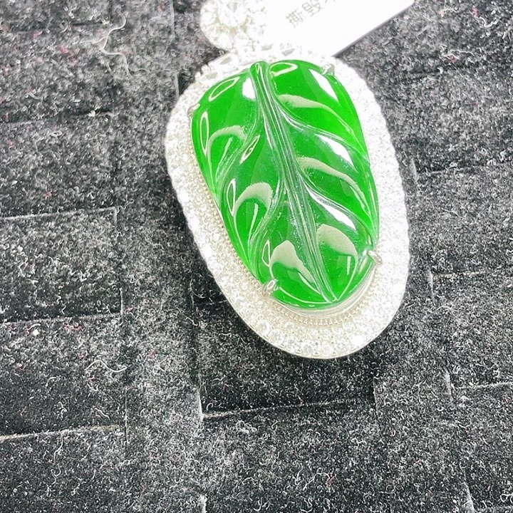 翡翠未镶嵌颈饰06