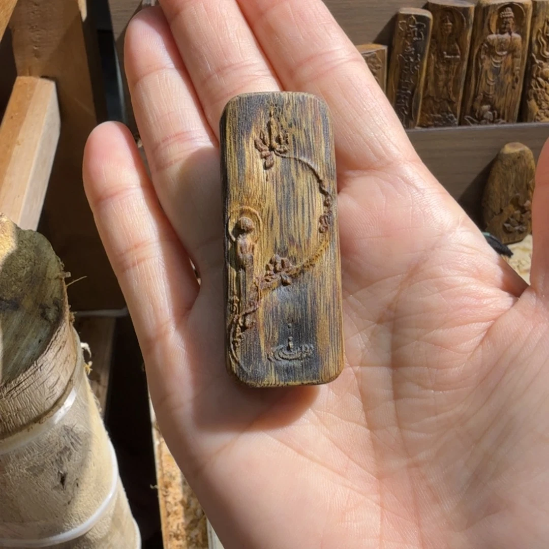 沉香沉香碎屑白棋楠雕刻牌6.2克