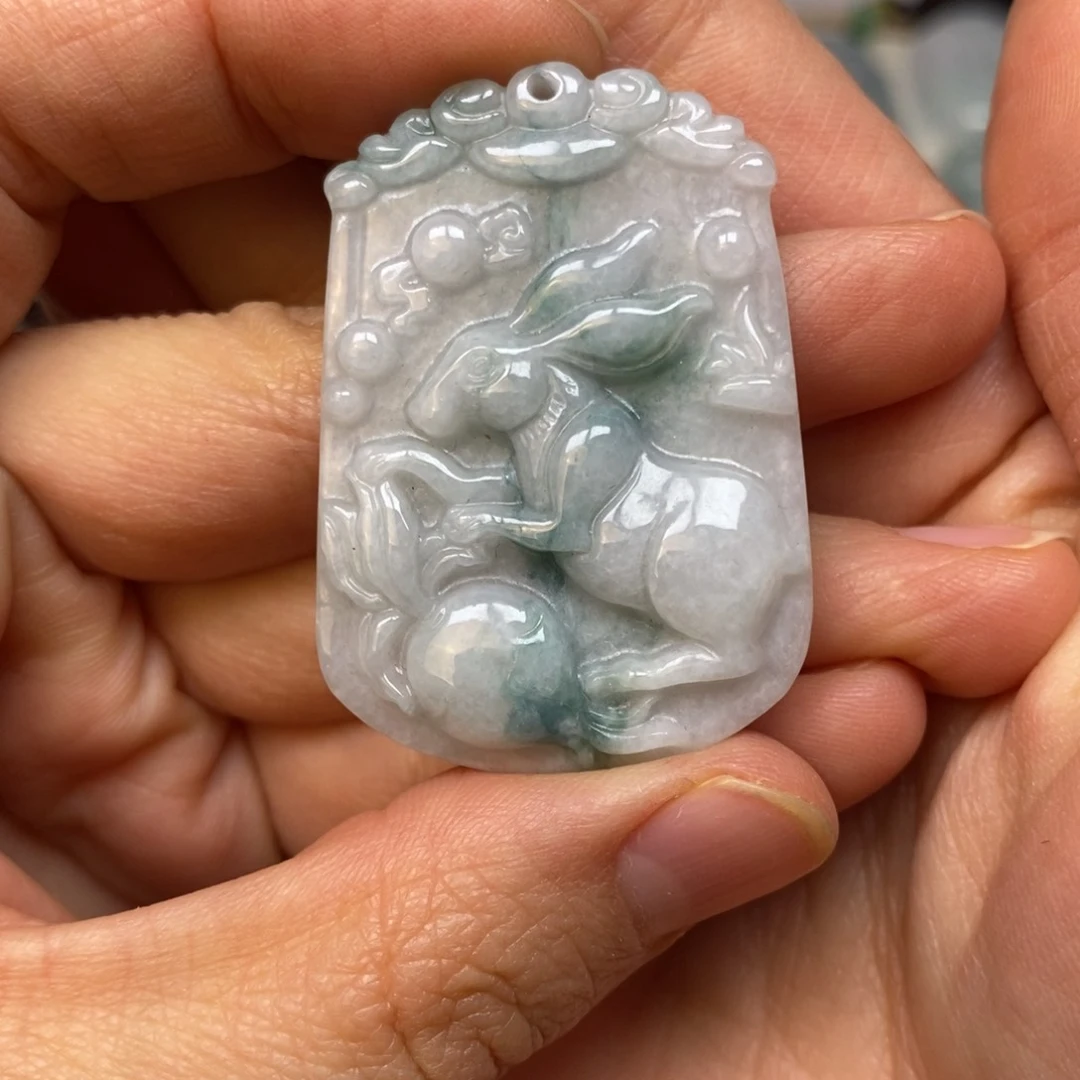 翡翠颈饰未镶嵌兔子