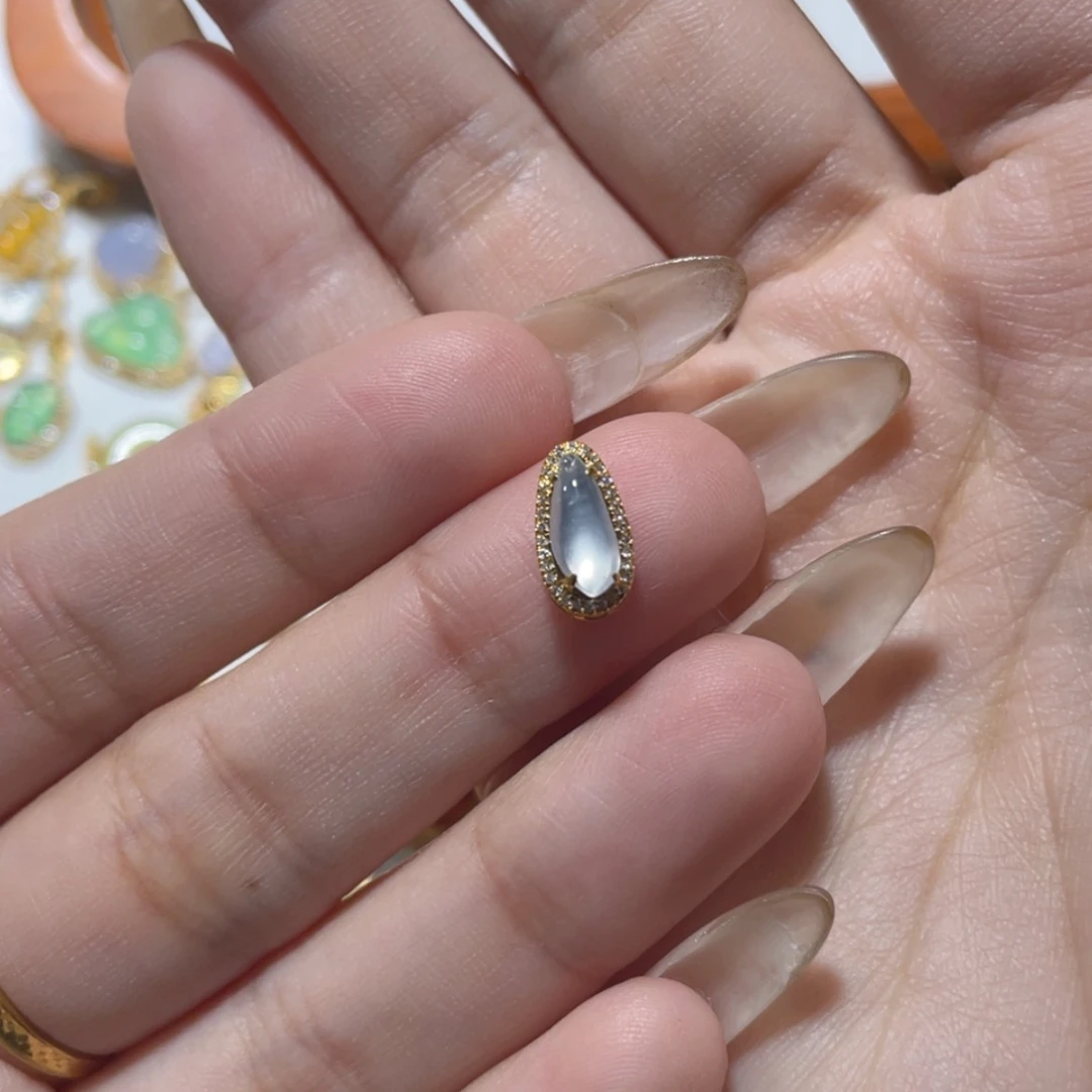 【闪购商品】颈饰18K金镶嵌翡翠