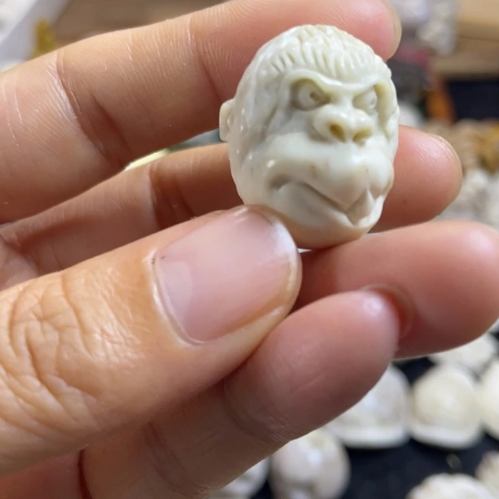 配饰鹿雕刻一个出
