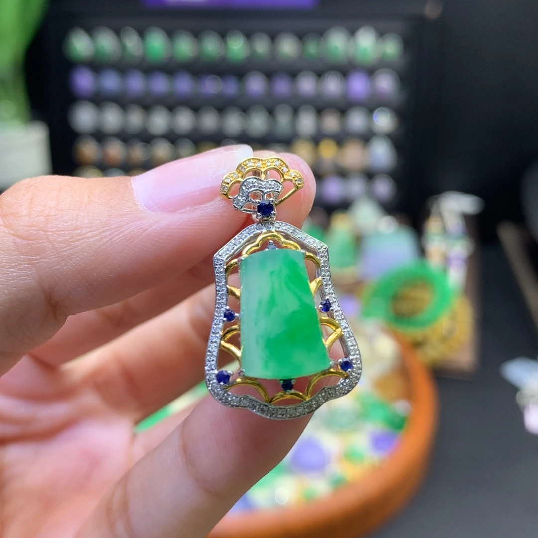 翡翠18K金镶嵌颈饰