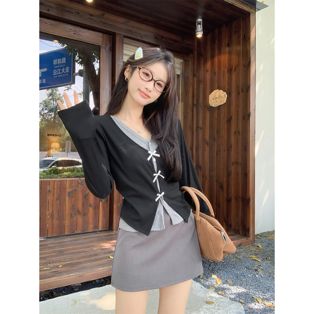 辣妹风撞色假两件长袖T恤女2025秋季新款V领休闲拼接开衫上衣女潮