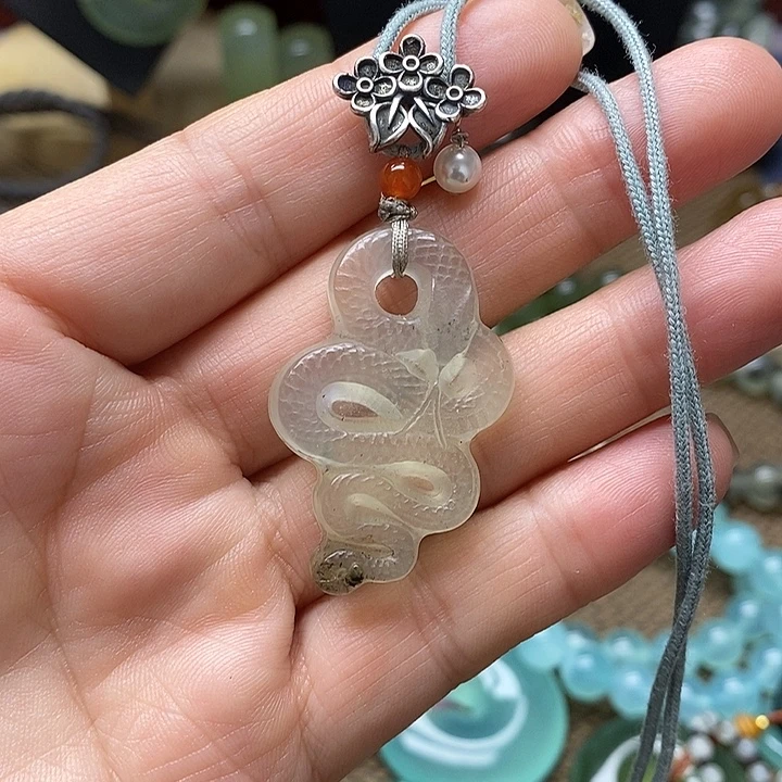 蛇纹石玉未镶嵌颈饰