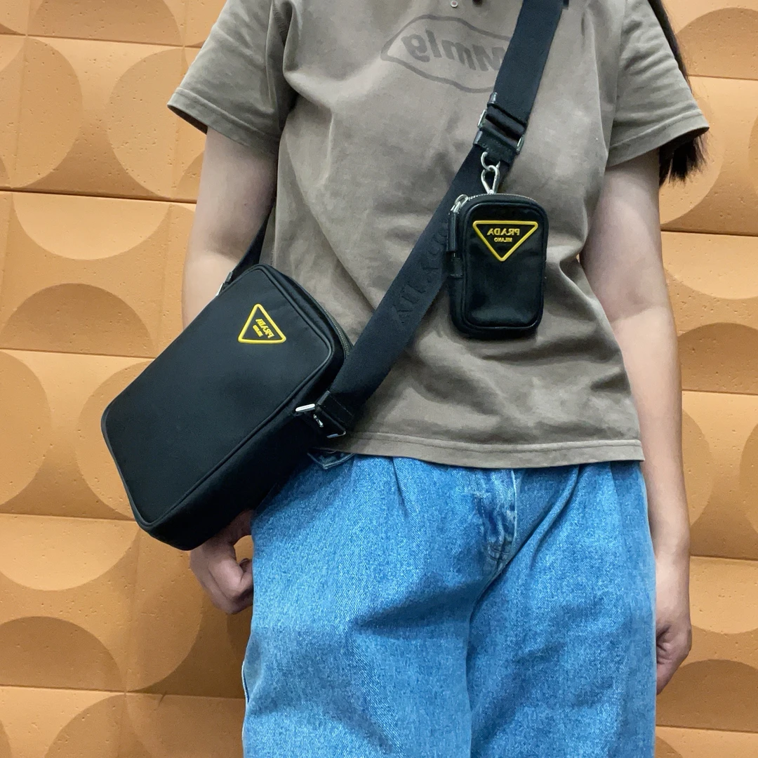 95新 Prada/普拉达 【胖】 26 0941 黑色尼龙二合一斜挎包