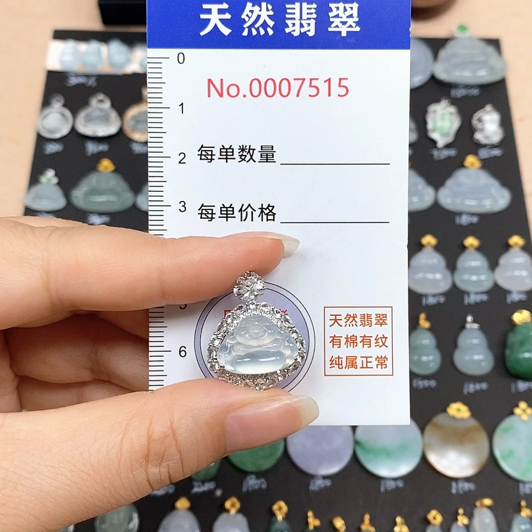 颈饰18K金镶嵌翡翠