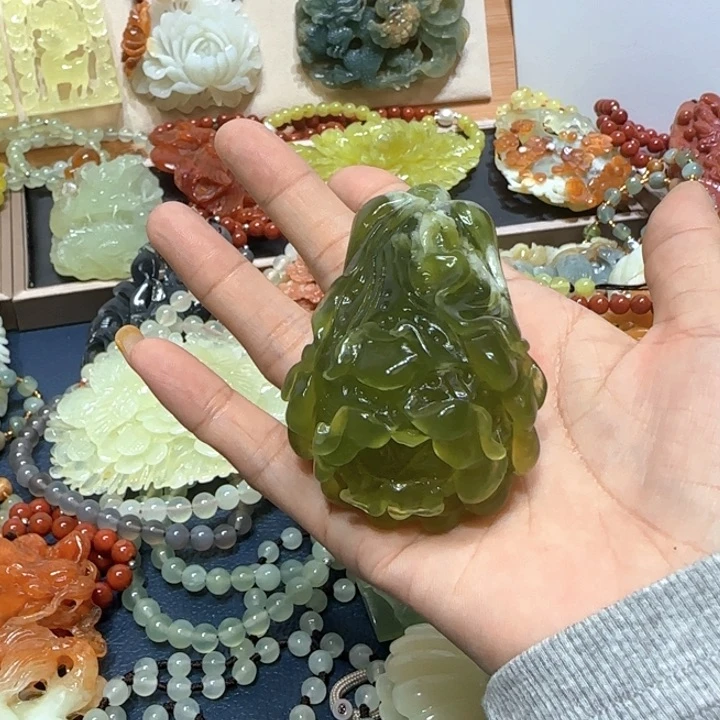 未镶嵌蛇纹石玉吊坠