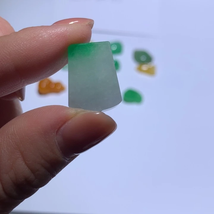 翡翠未镶嵌颈饰无事牌