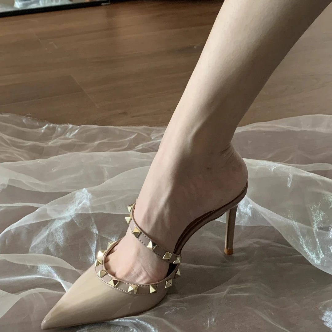 2025夏季新款高跟鞋包头尖头铆钉细跟一字带凉拖半拖鞋女外穿裸色