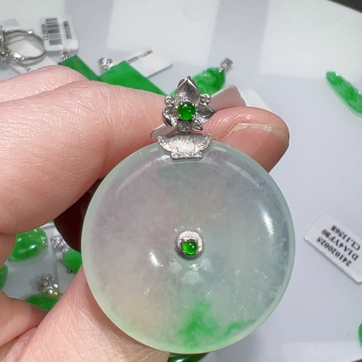 颈饰18K金镶嵌翡翠