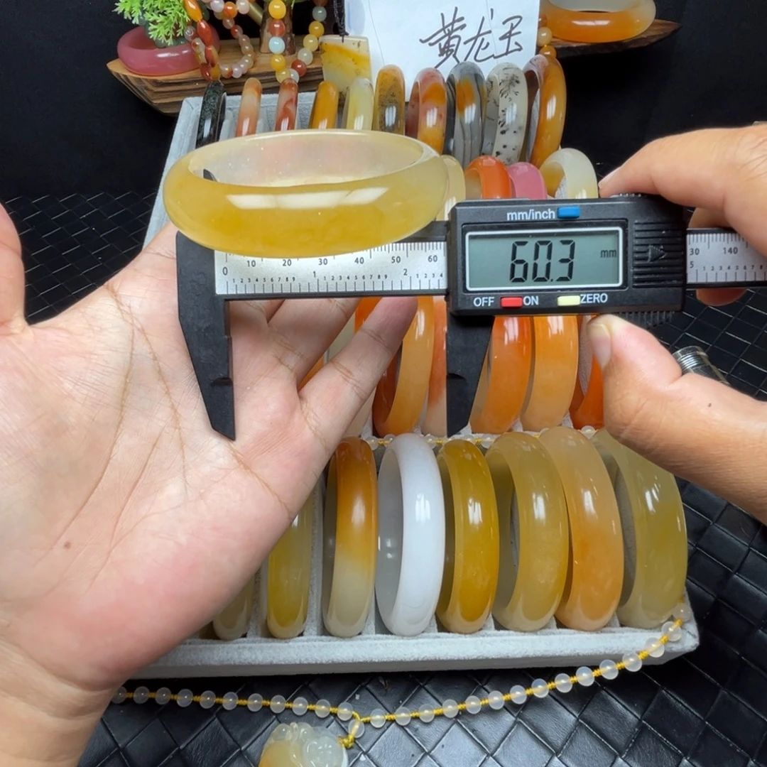 未镶嵌石英质玉（黄龙玉）手镯