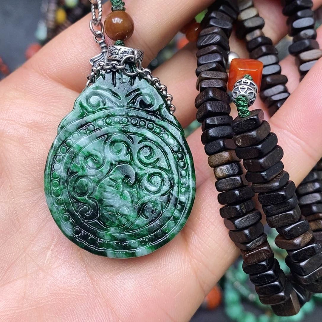 颈饰未镶嵌翡翠漂亮美眉