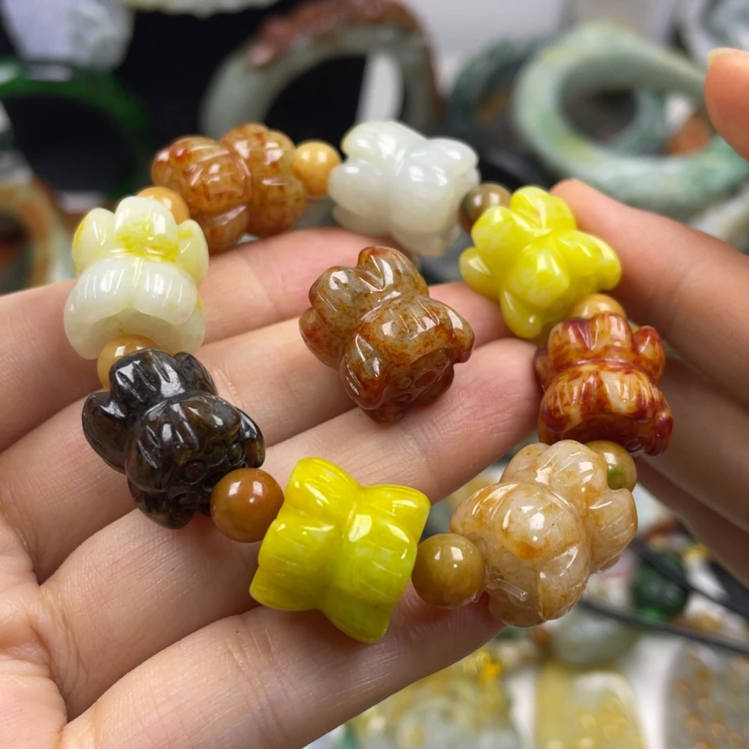 狮***王颈饰未镶嵌翡翠牌子