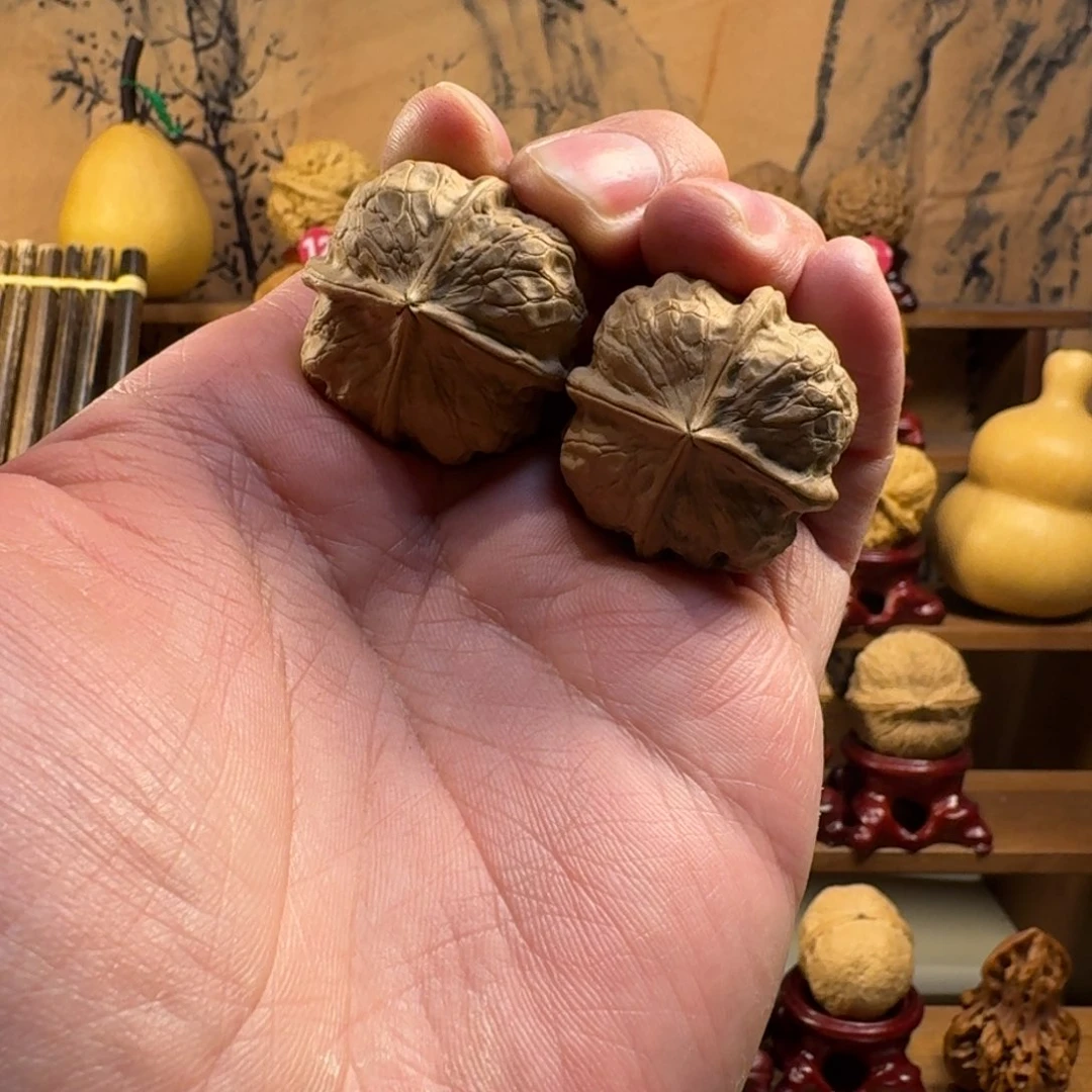 铁核桃把件火焰纹十字四棱
