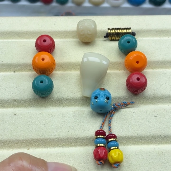 吃***福琉璃颈饰雪巴琉璃